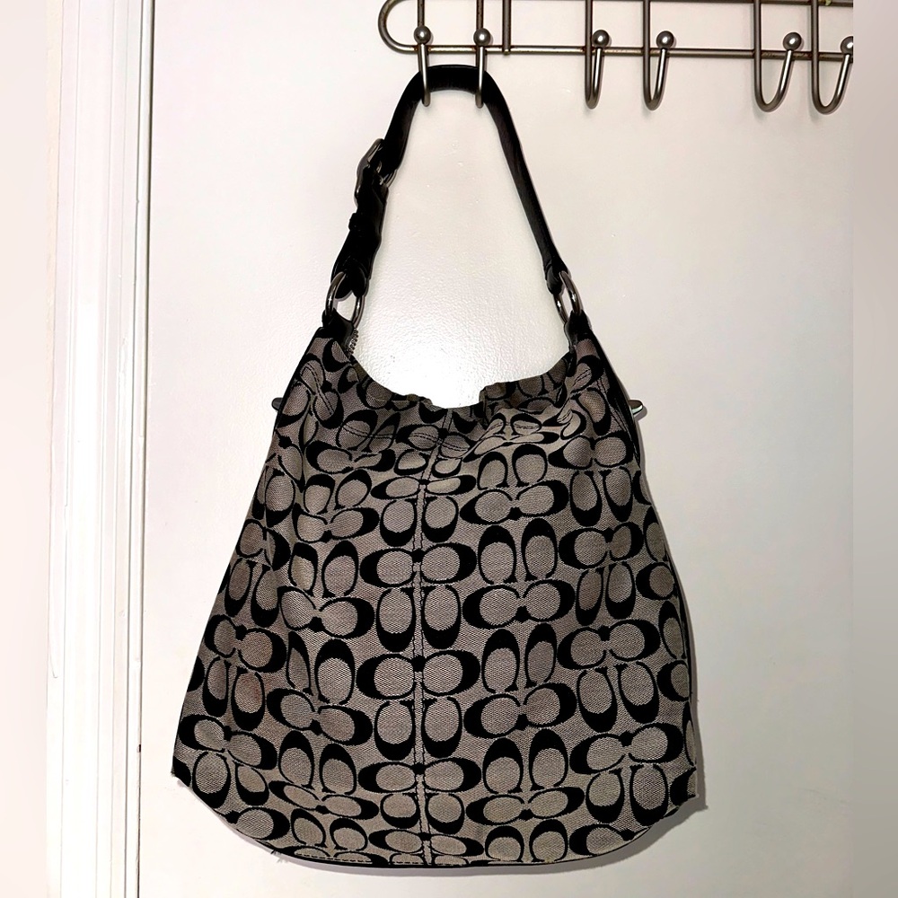 Medium size Coach purse